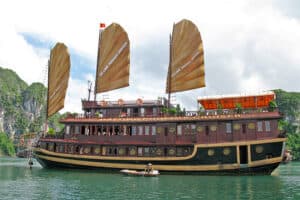 6 Baia Ha Long giunca tradizionale