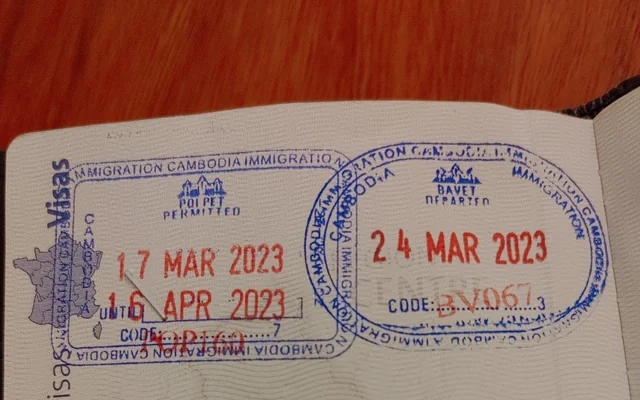 Immagine del passaporto aperto mostrante un visto per la Cambogia e i timbri di ingresso e uscita, utilizzata per illustrare la procedura di ottenimento del visto cambogiano.