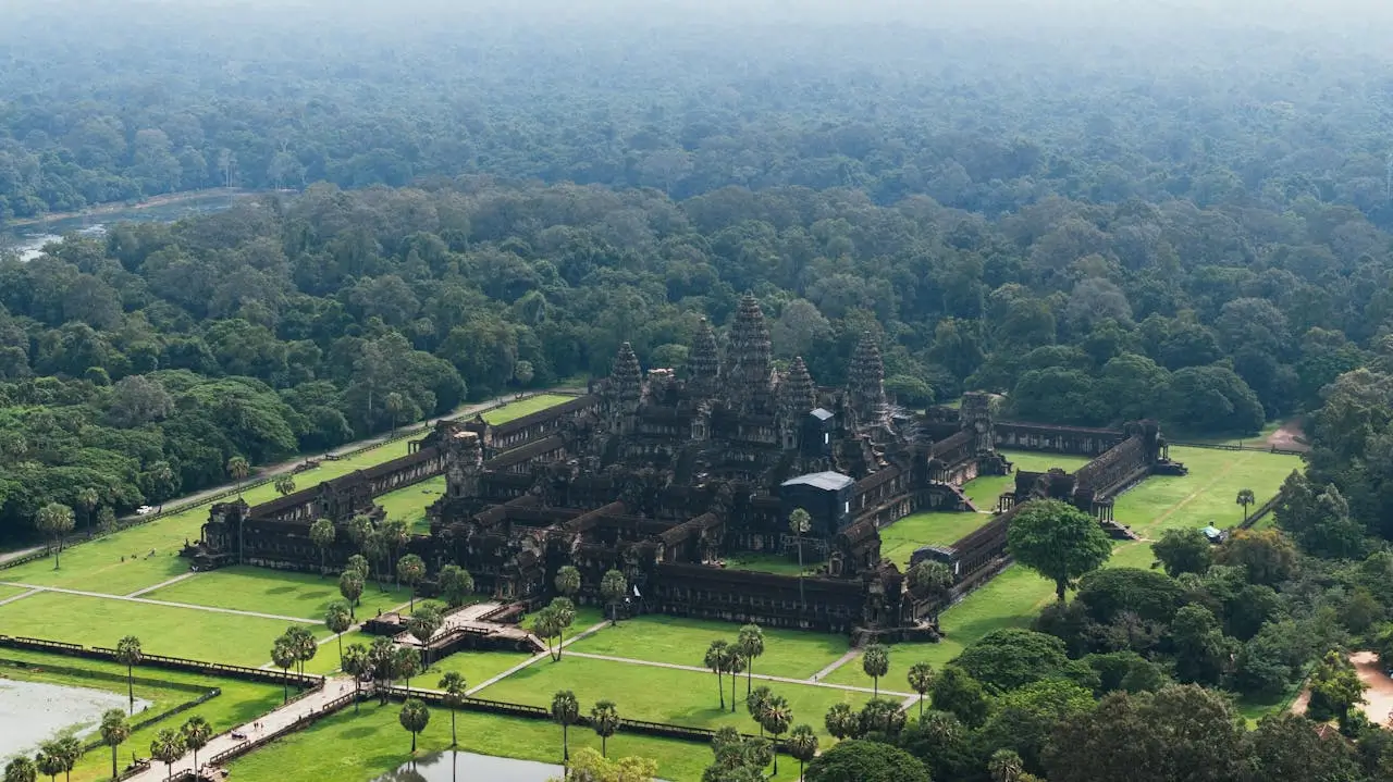 Una vista aerea spettacolare di Angkor Wat in Cambogia, con lussureggianti foreste tropicali che circondano il complesso del tempio, ideale per un post su "Quando andare in Cambogia