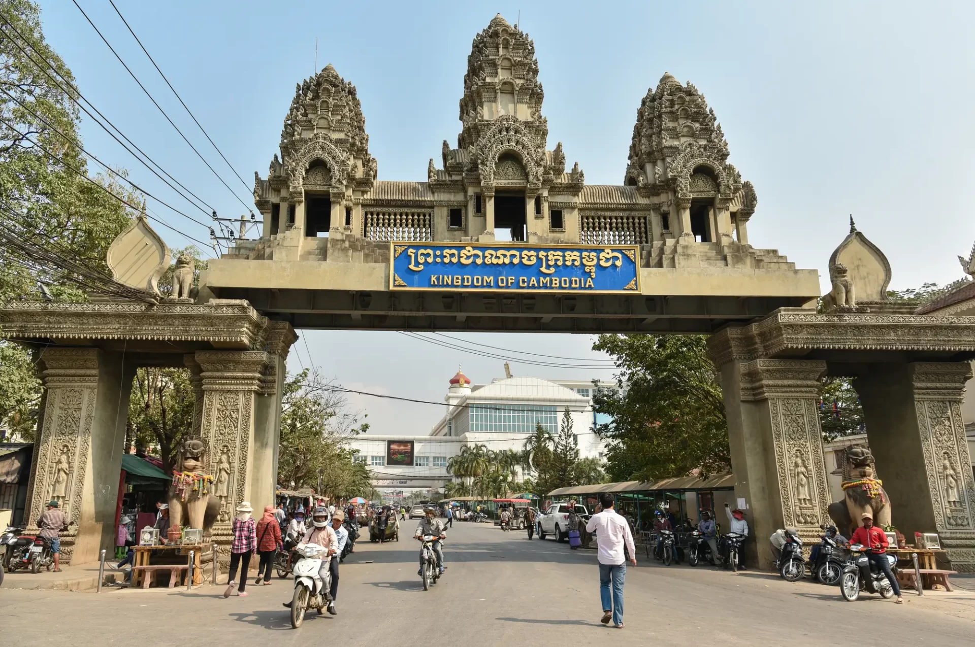 Porta di confine ornamentale che segna l'ingresso nel Regno della Cambogia, trafficata via di accesso testimone dell'incontro tra culture e storie diverse.