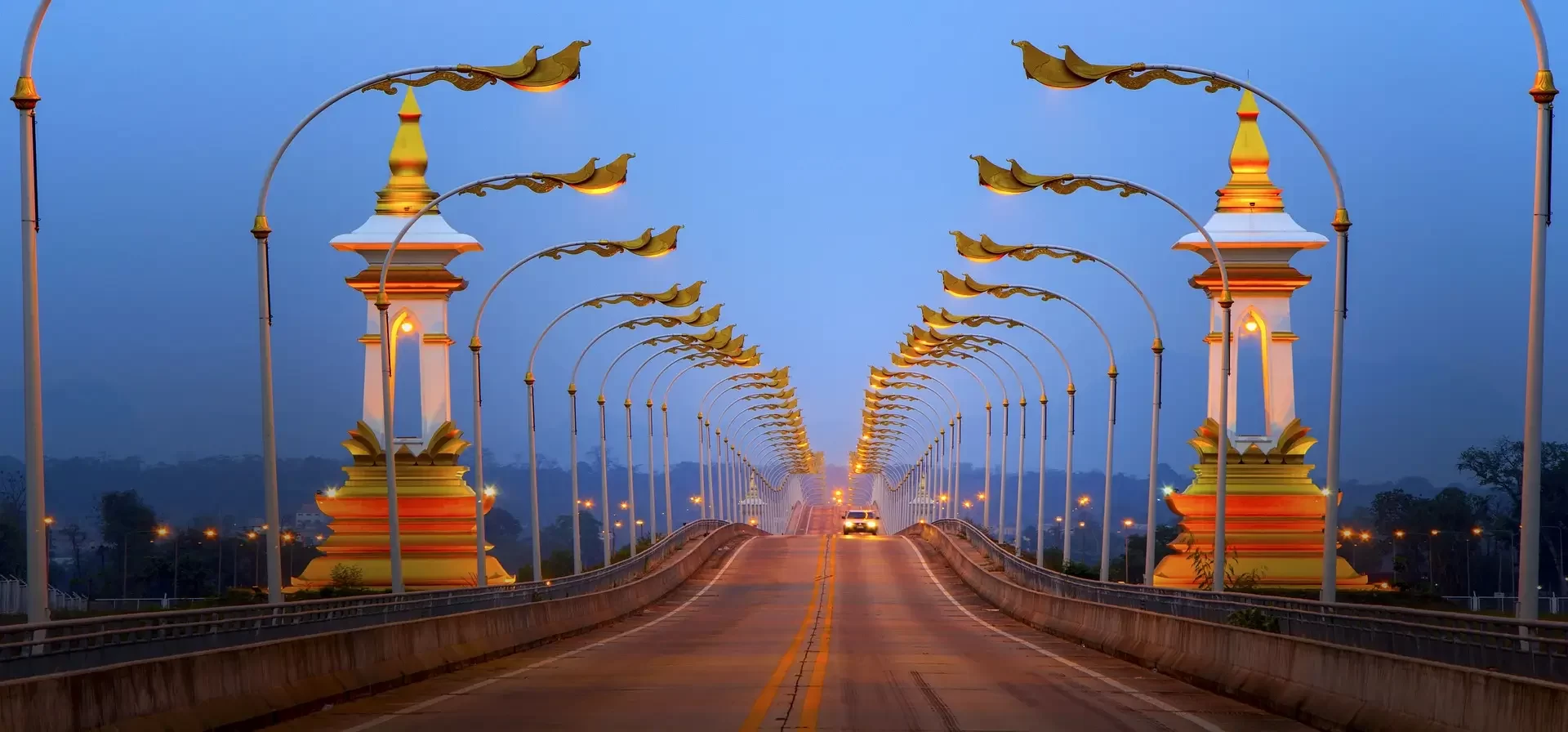 Come andare in Laos: Il Tuo Passaporto per l'Avventura nel Cuore dell'Asia 4 Ponte dell'Amicizia Laos illuminato al crepuscolo, simbolo di connessione e ingresso culturale tra il Laos e i paesi confinanti.