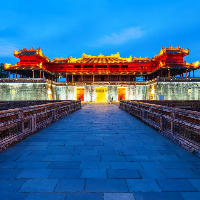 Antica Cittadella Imperiale di Hue illuminata al tramonto, patrimonio UNESCO del Vietnam, simbolo della dinastia Nguyen e della storia vietnamita.