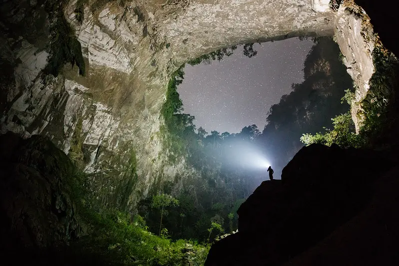 Interno della grotta di Son Doong: la più grande del mondo