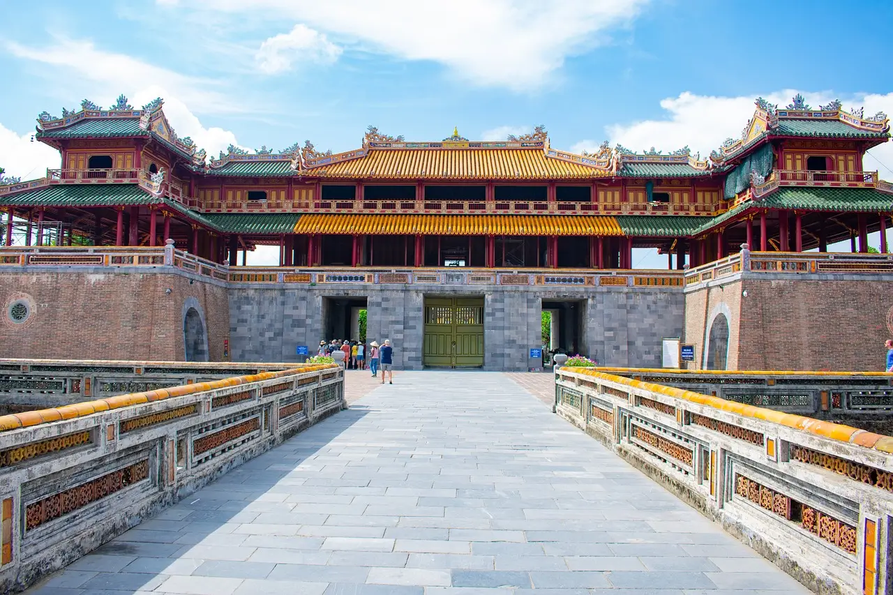 Vista frontale della Cittadella Imperiale di Hue in Vietnam, esempio maestoso di architettura reale vietnamita sotto un cielo sereno.