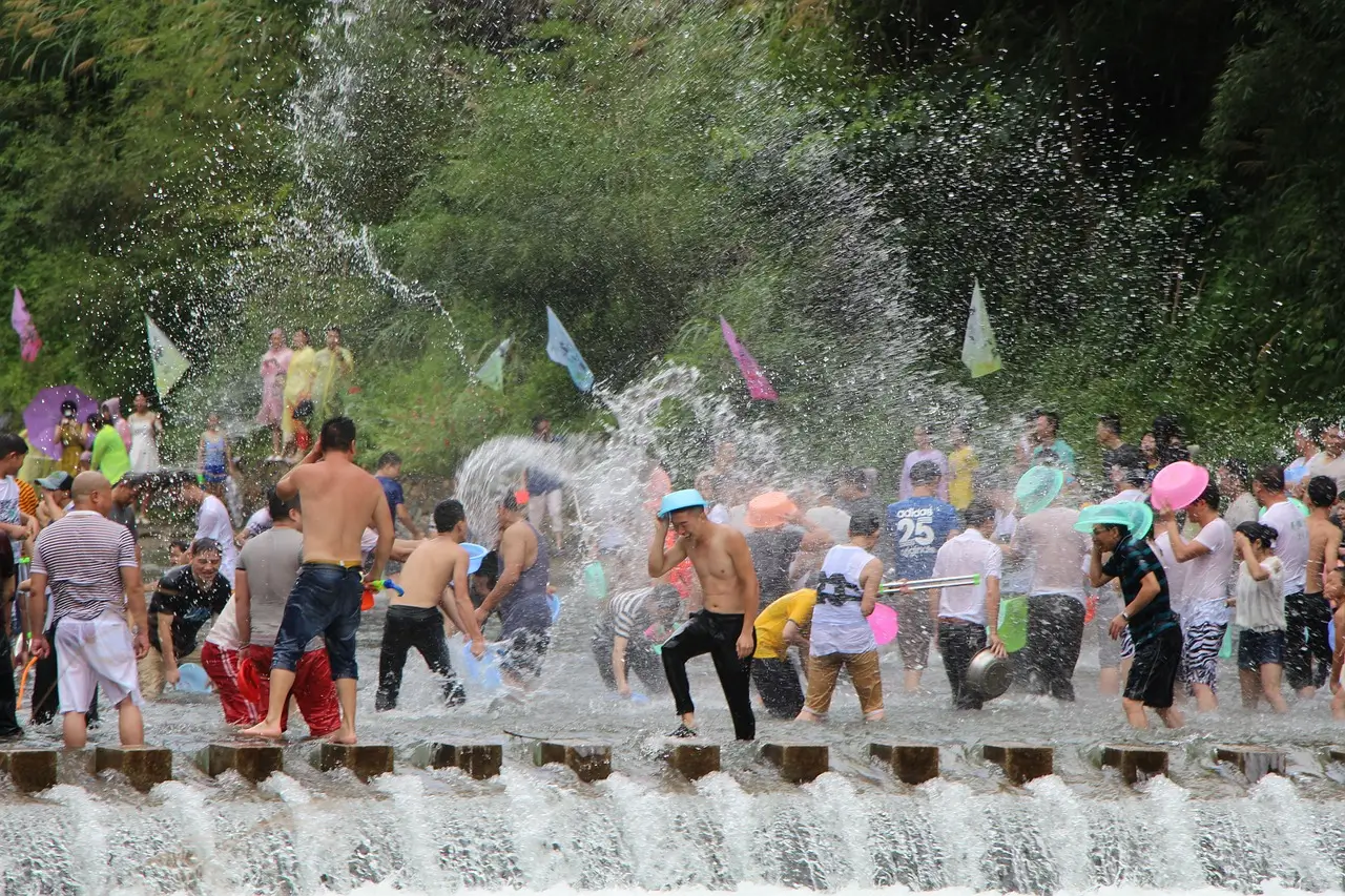 Festeggiamenti vivaci al festival Pi Mai laotiano, con la comunità che si immerge nella tradizionale battaglia d'acqua per celebrare il nuovo anno.