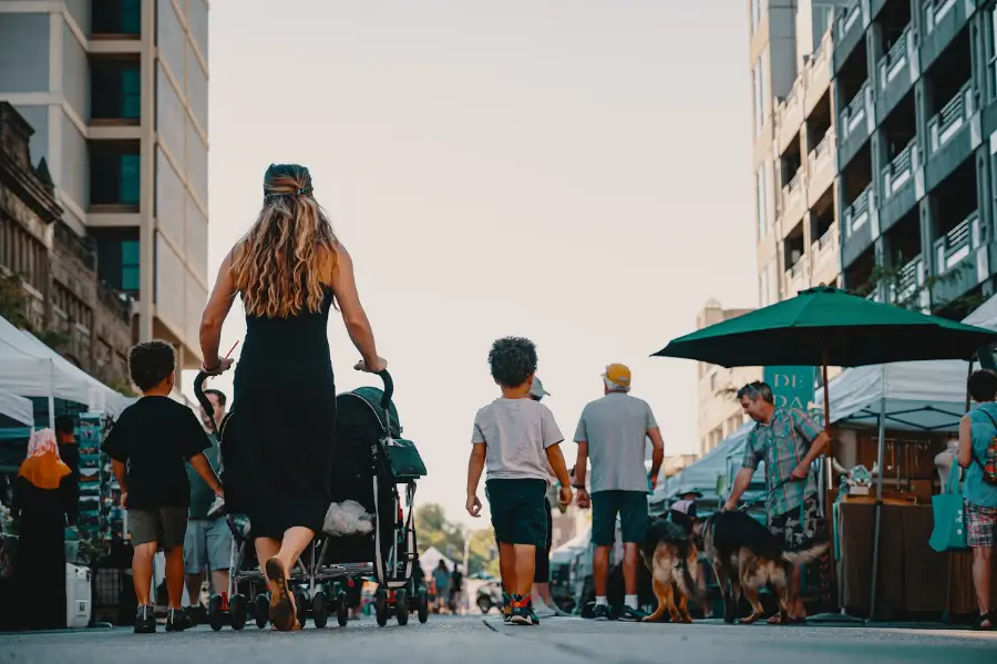 Una mamma e i suoi bambini esplorano un mercato locale vietnamita, sperimentando la cultura e i colori vivaci del Vietnam durante la loro vacanza in famiglia.