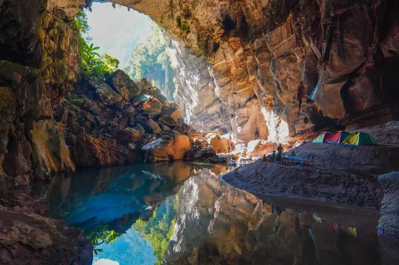 Vista di un gruppo di esploratori nelle grotte di Ba a Phong Nha in Vietnam

