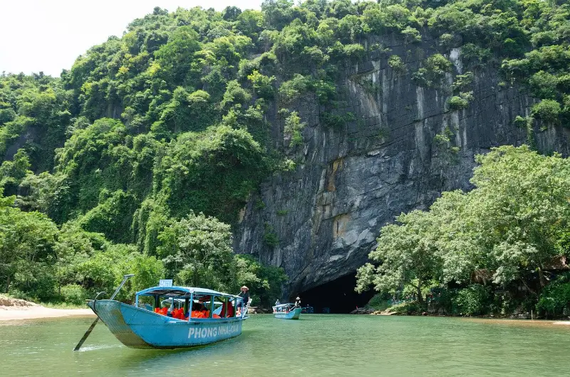 Barche che stanno per entrare nelle grotte di Phong Nha