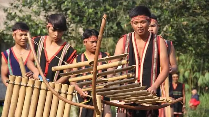 Viaggio tra le Minoranze Etniche del Vietnam 109 Un gruppo di persone in abiti tradizionali delle minoranze etniche del Vietnam esibiscono danze e musiche culturali.