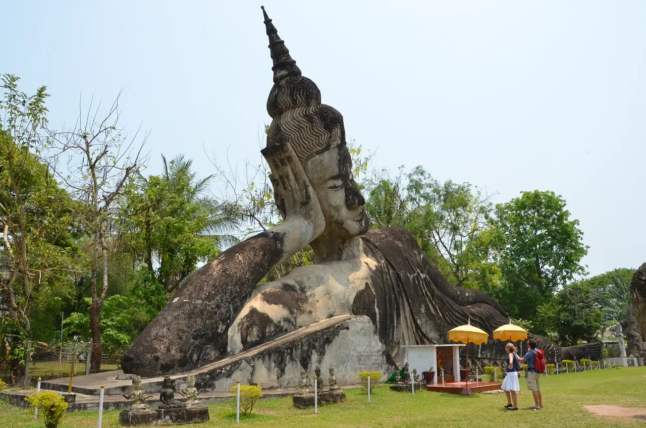 Statua di Buddha reclinato al Parco Buddista di Xieng Khuan, un sito culturale vicino a Vientiane in Laos.