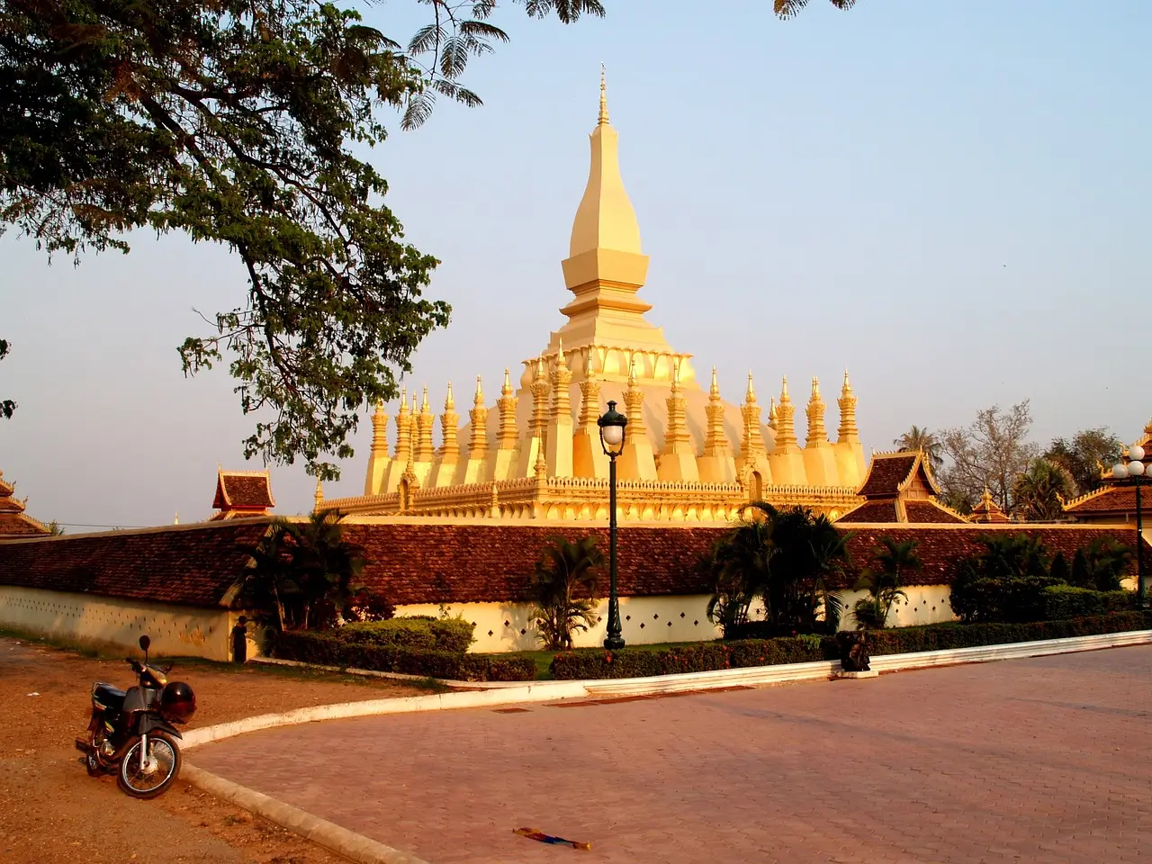 Immagine della Stupa Dorata Pha That Luang, il monumento buddista più importante del Laos, sotto il cielo chiaro di Vientiane.