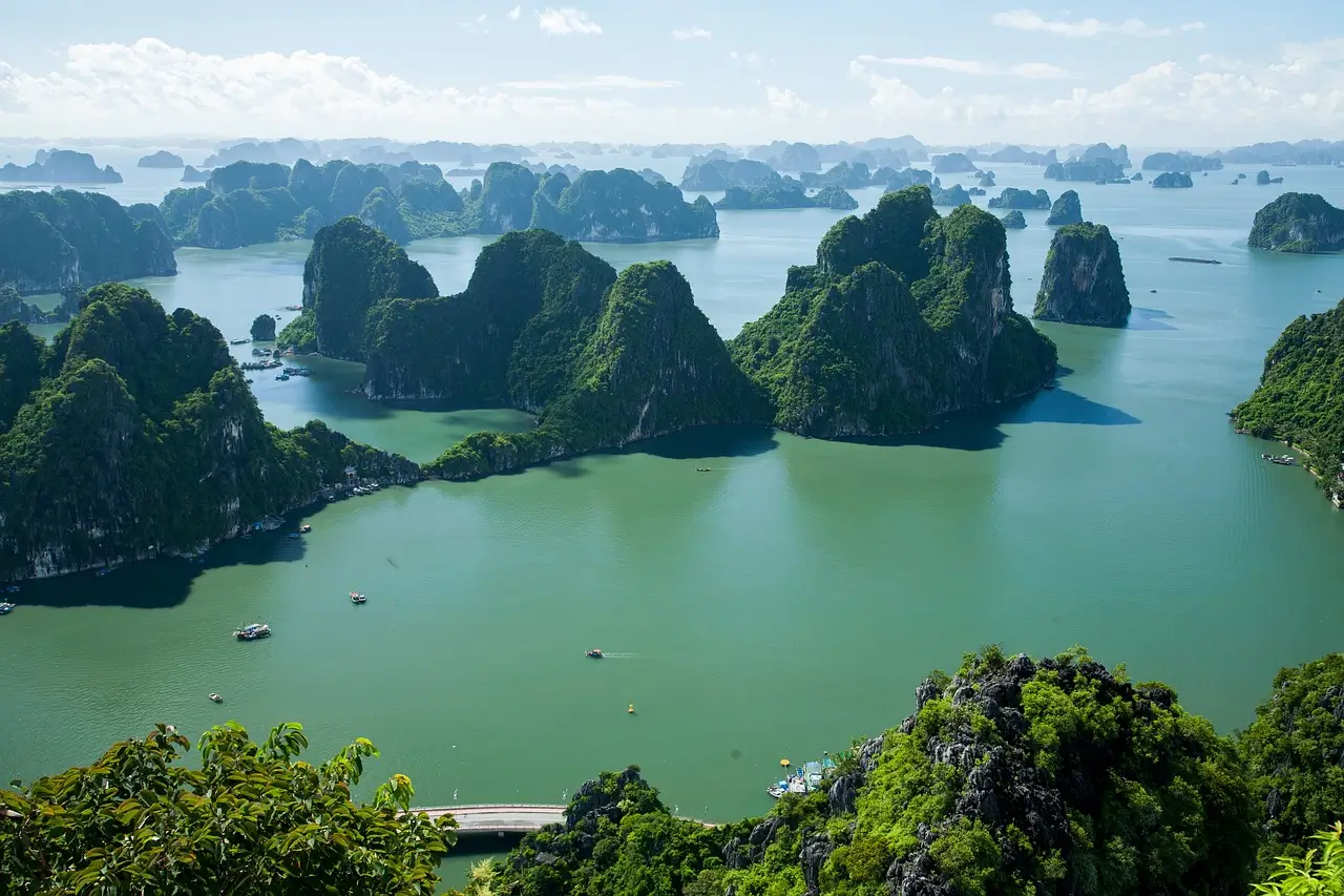 Panorama mozzafiato della Baia di Halong ad agosto, con le sue iconiche formazioni rocciose e acque verdi, una destinazione imperdibile in Vietnam.