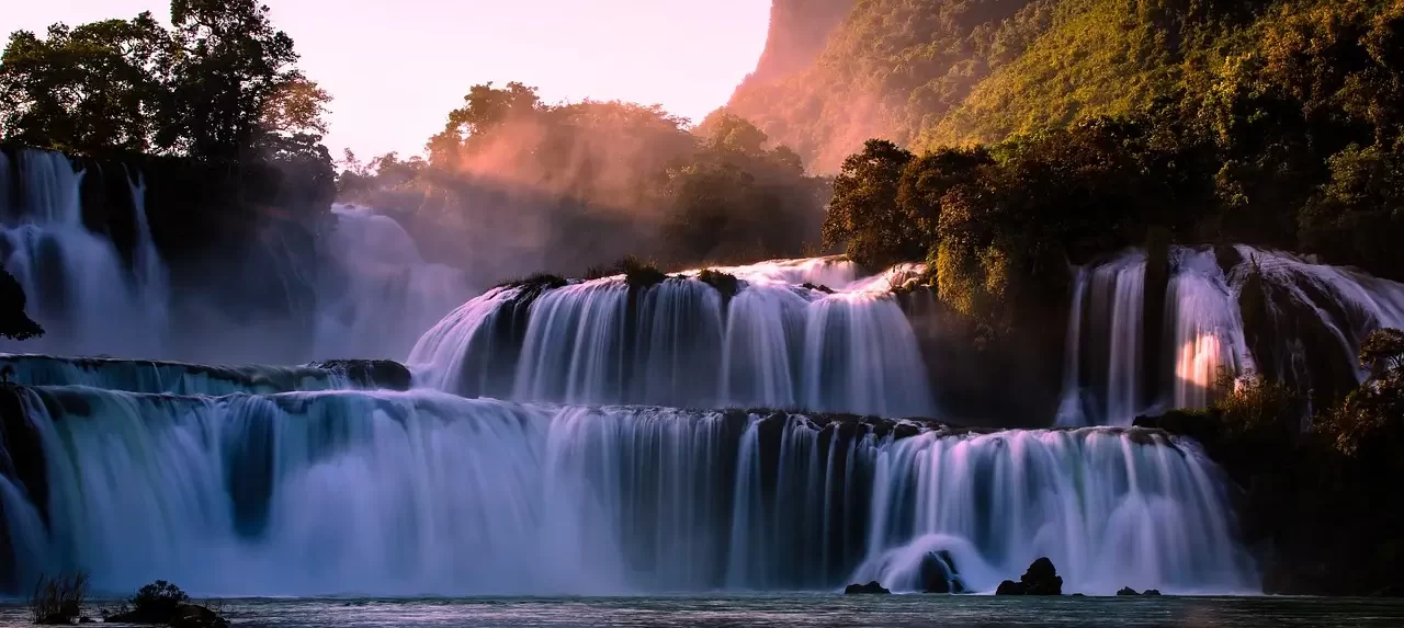 Immagine della Cascata di Bach Ma ad agosto, una delle meraviglie naturali del Vietnam, ideale per una visita durante il periodo delle piogge.