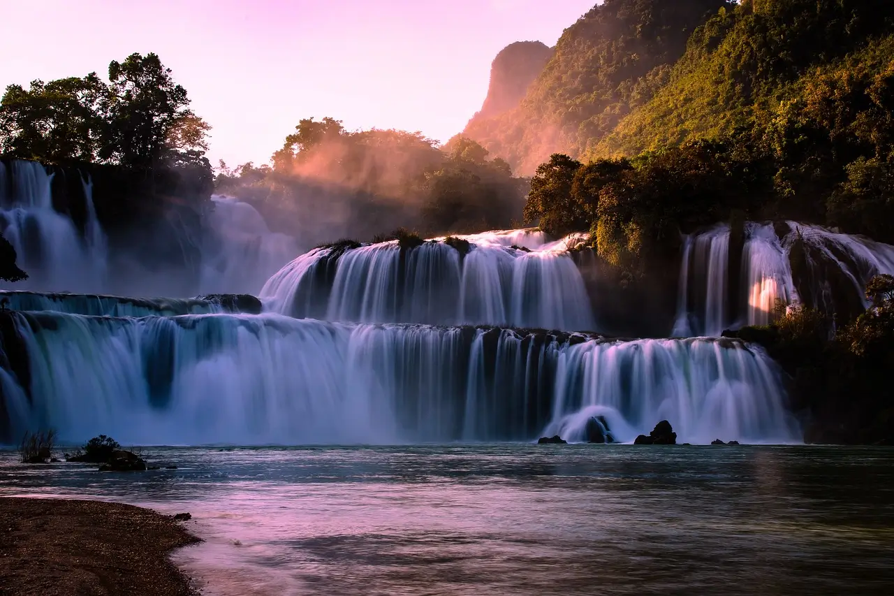 Immagine della Cascata di Bach Ma ad agosto, una delle meraviglie naturali del Vietnam, ideale per una visita durante il periodo delle piogge.