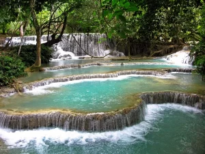 Le spettacolari cascate di Kuang Si a Luang Prabang, Laos, con acque turchesi e piscine naturali circondate dalla foresta