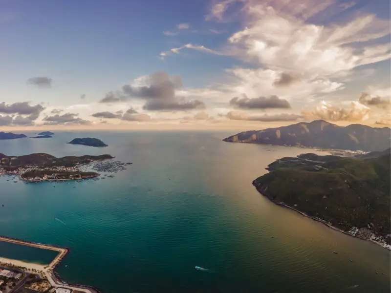 Veduta aerea delle isole Con Dao in Vietnam al tramonto, con acque cristalline e colline lussureggianti, perfette per immersioni e snorkeling