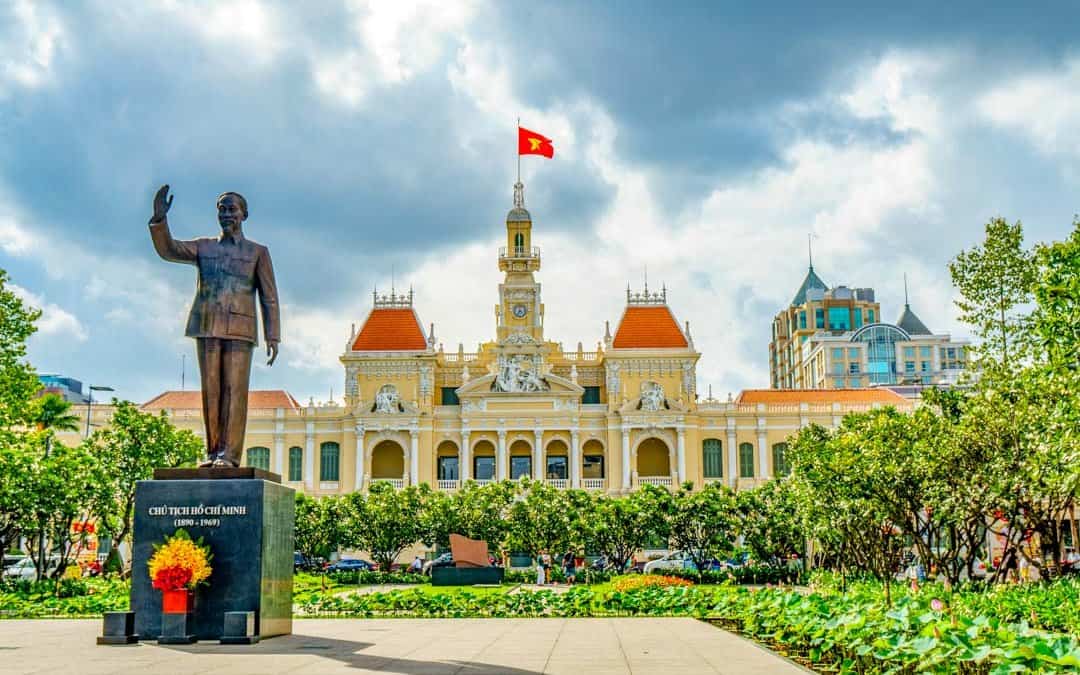 saigon stadthalle ho chi minh square statue 1080x675 1