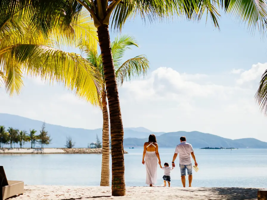 famiglia passeggiata spiaggia vietnam 1 1