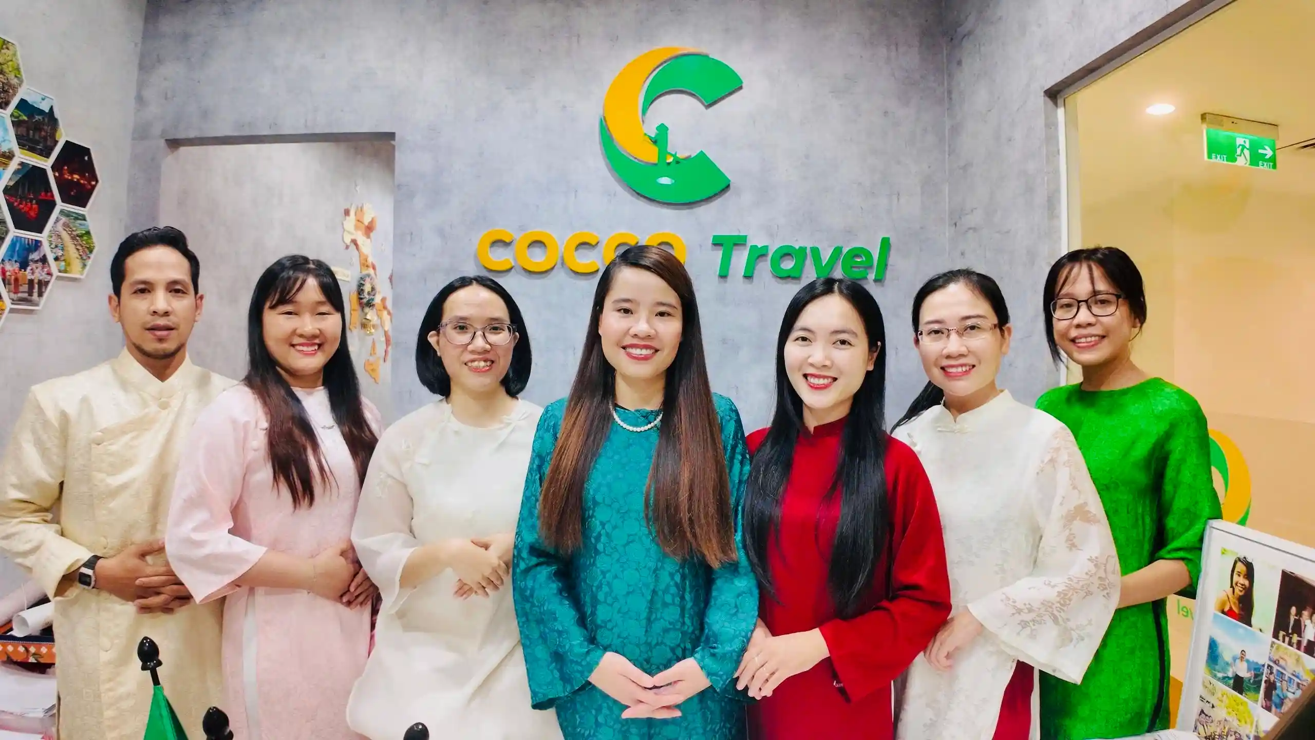 Team di Cocco Travel in Ao Dai - Agenzia viaggi Vietnam