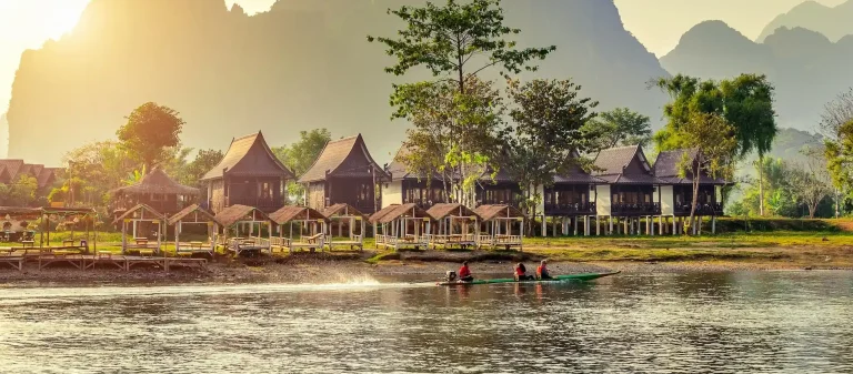 vang vieng cover