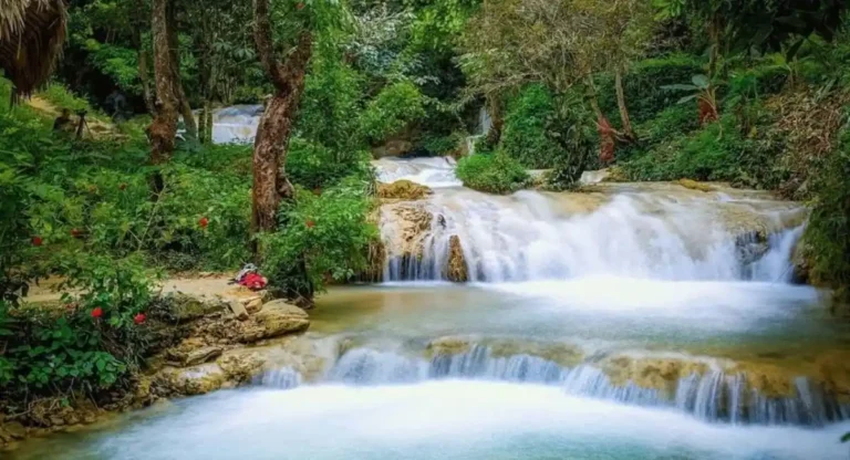 Bagno nelle cascate di Ban Hieu