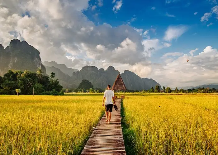 Vang Vieng – Avventura tra Montagne e Fiumi