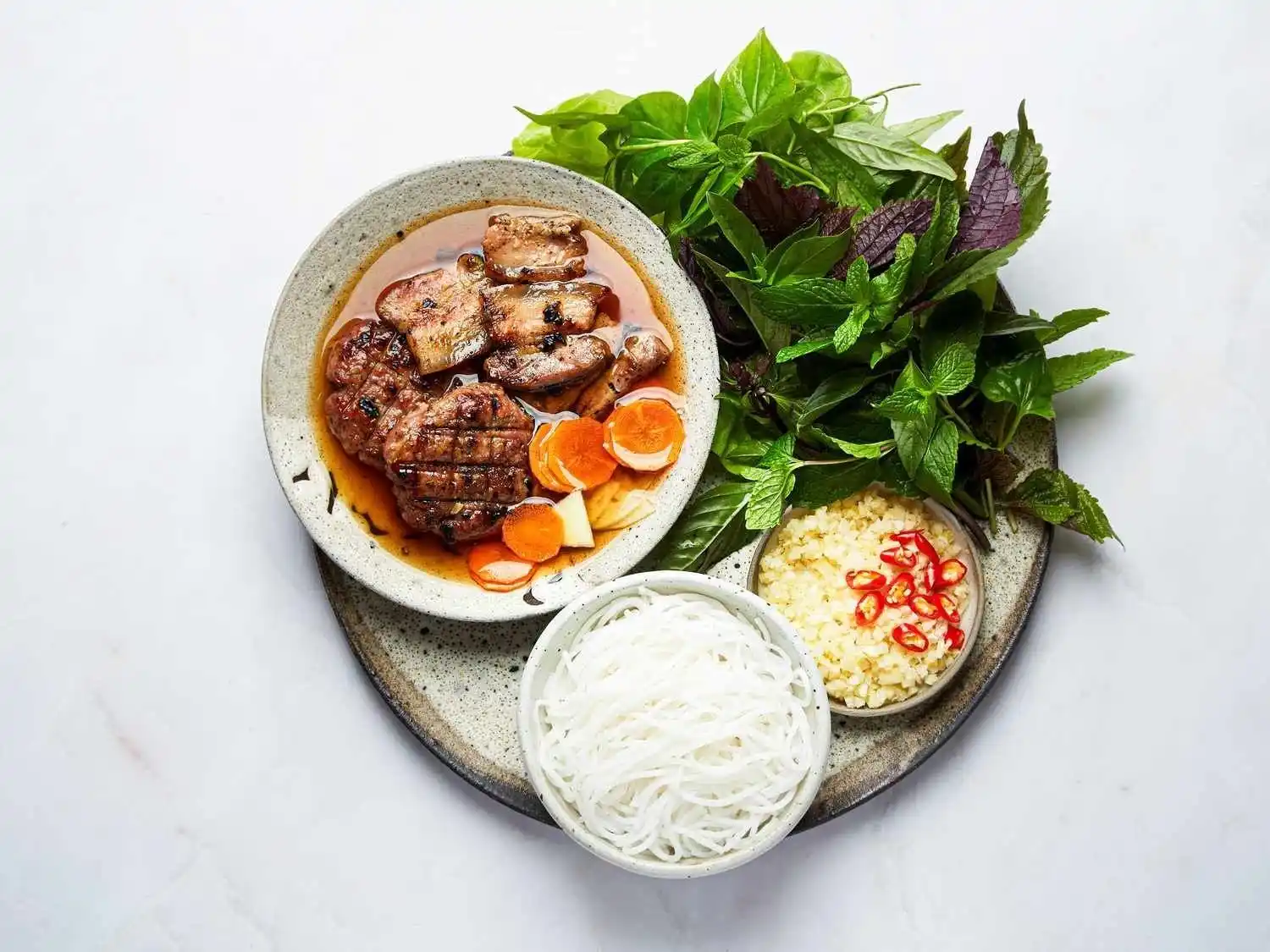 Bún Chả: Il Re dello Street Food e il Pranzo Ideale ad Hanoi
