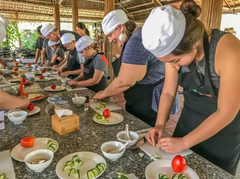 La vita contadina del villaggio di Tra Que e la città antica di Hoi An